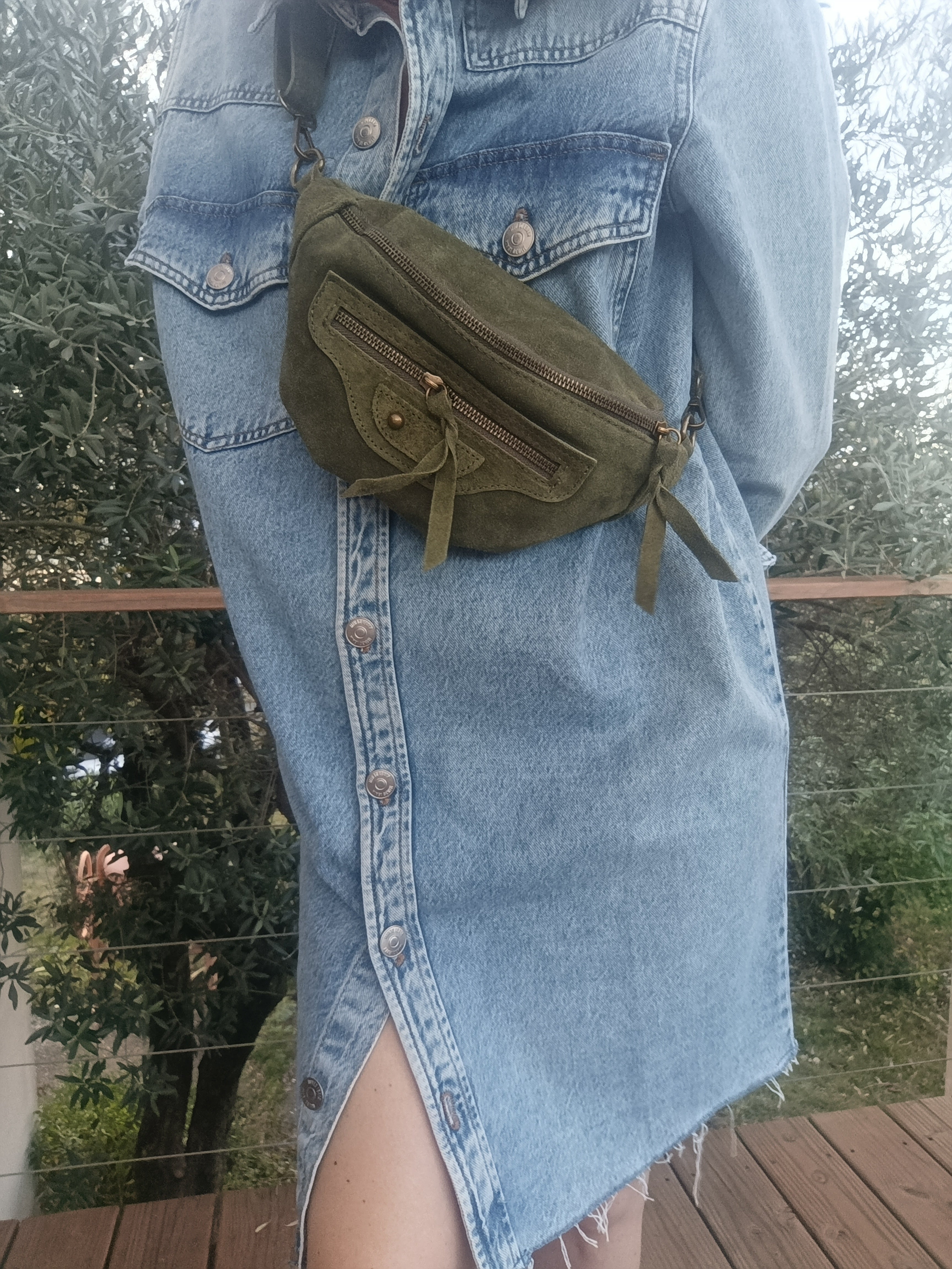 NINA - Banane cuir kaki avec fermeture zippée